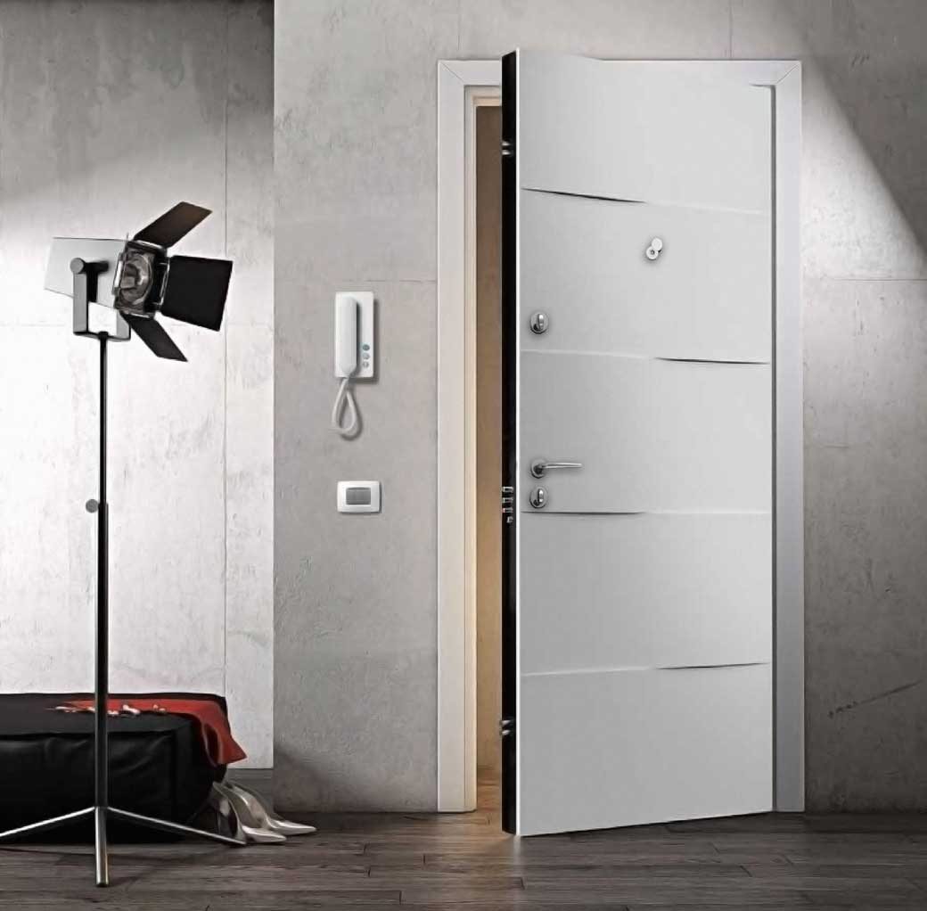 Белые металлические двери