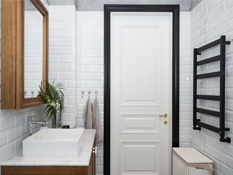 Деревянные двери для туалета